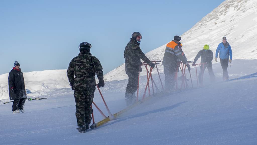 Angehörige von Armee und Zivilschutz wässern die - dann abgesagte - Lauberhornabfahrt am 8. Januar im Skigebiet Grindelwald-Wengen.