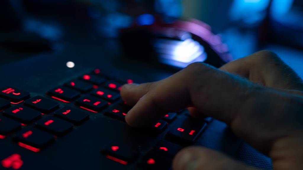 Digitale Angriffe werden laut Swisscom durch KI und globale Vernetzung zunehmend komplexer und schwer kontrollierbar.