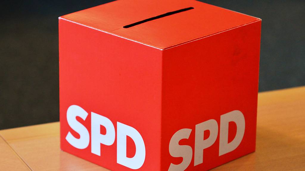 ARCHIV - Eine Wahlurne mit der Aufschrift «SPD» steht am 01.10.2014 in Erfurt (Thüringen) im Fraktionssitzungsraum im Thüringer Landtag. Foto: Martin Schutt/dpa-Zentralbild/dpa
