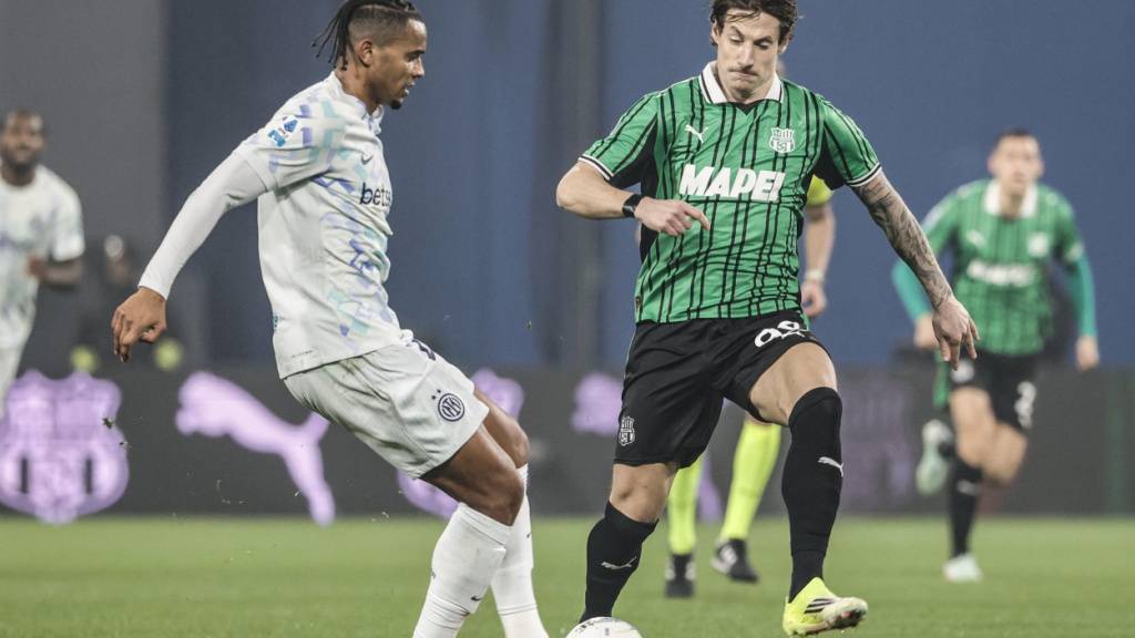 Inter Mailands Schweizer Verteidiger Manuel Akanji wird von Sassuolos Andrea Pinamonti bedrängt