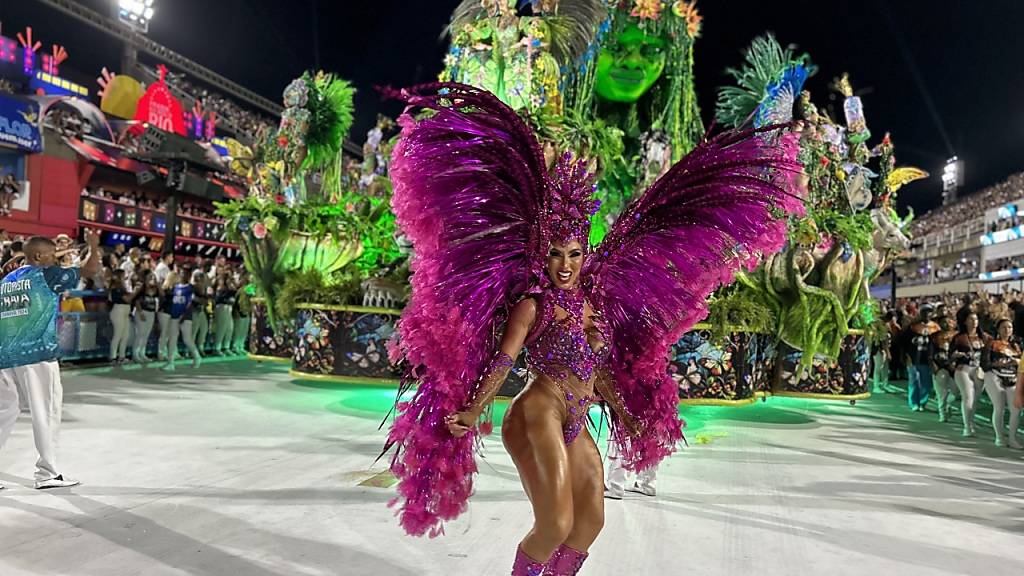 Darsteller treten beim Karneval im Sambodrom, in Rio de Janeiro auf. Foto: Philipp Znidar/dpa
