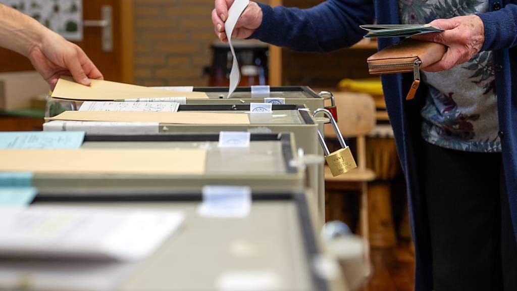 Wahllokale sind geöffnet: In den süddeutschen Bundesländern Bayern und Hessen haben die Landtagswahlen begonnen. Foto: Pia Bayer/dpa