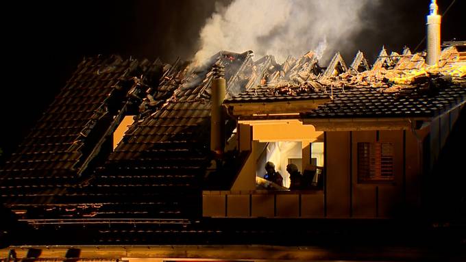 Feuerwehr kämpft in Rüschlikon gegen Dachstockbrand