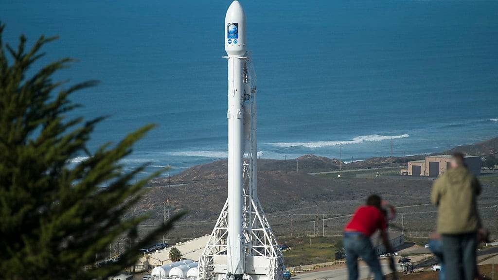 Eine Falcon-9-Rakete vor dem Start auf dem US-Luftwaffenstützpunkt Vandenberg in Kalifornien. (Archivbild)