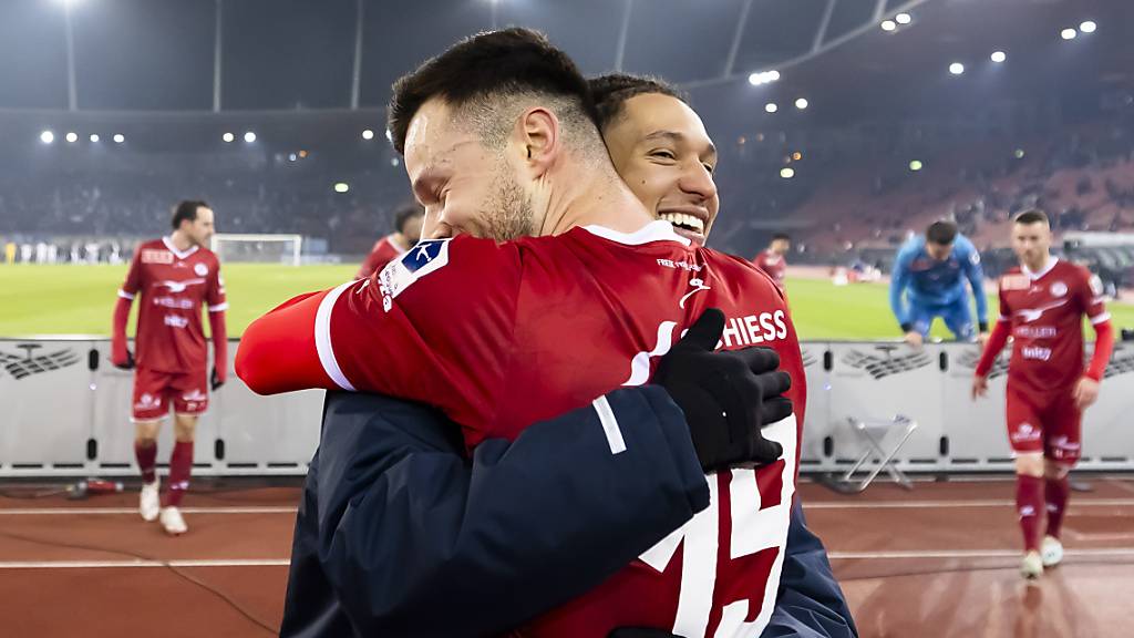 Die Winterthurer haben sich gern - im Bild umarmen sich Adrian Gantenbein (vorne) und Nishan Burkart, der Matchwinner beim 2:0-Sieg im Cup-Viertelfinal beim FCZ