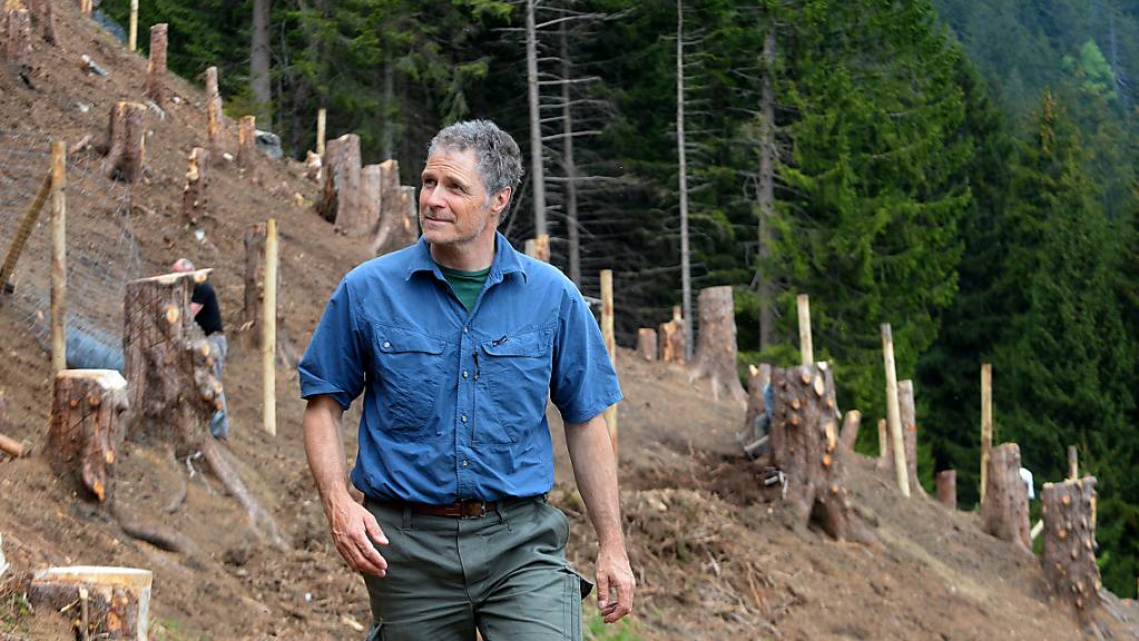 Martin Kreiliger ist der Geschäftsführer des Bergwaldprojekts in Trin. Er bestätigte, dass Freiwilligenarbeit im Bündner Oberland aufgrund unterschiedlicher Auffassungen über den Wolf aufgekündigt wurde. (Archiv)