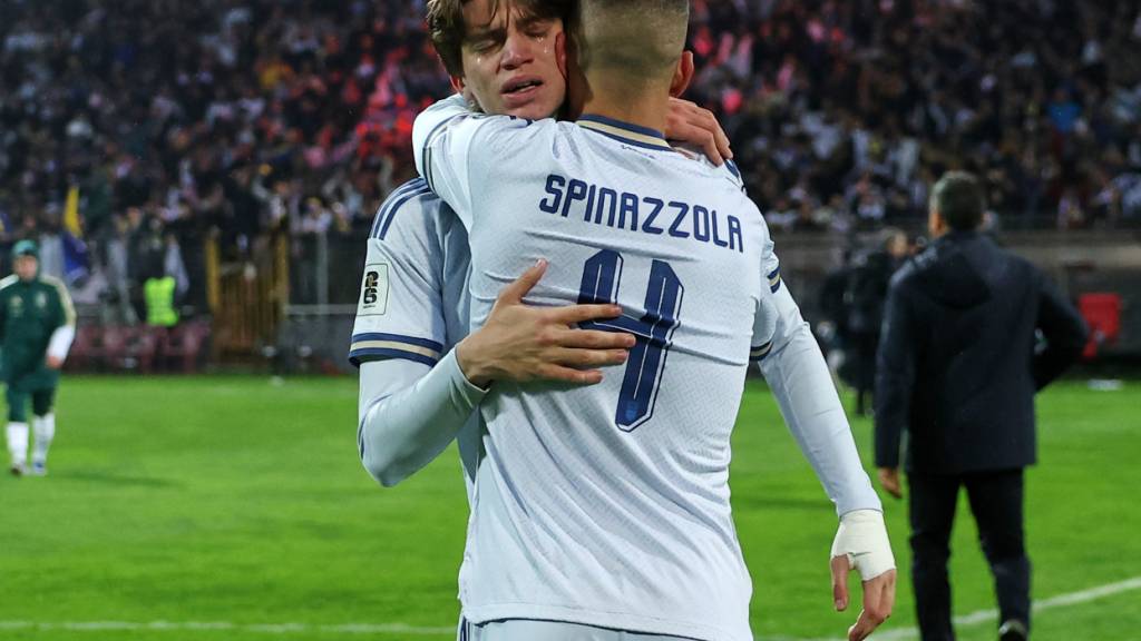 Marco Palestra und Leonardo Spinazzola liegen sich nach Italiens Niederlage im Penaltyschiessen gegen Bosnien tröstend in den Armen