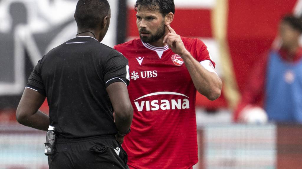 Marco Bürki, Captain des FC Thun, wird im Spiel gegen YB wegen einer Tätlichkeit vom Platz gestellt