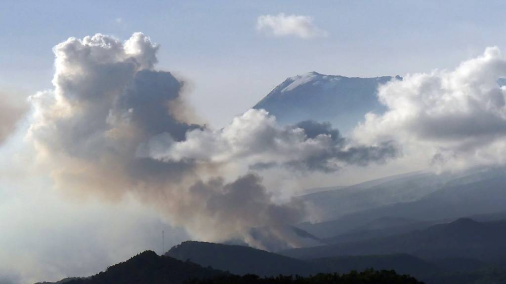 Auf dem Kilimandscharo ist ein Feuer ausgebrochen. Rettungsdienste versuchten, das Feuer auf dem mit 5895 Metern höchsten Berg Afrikas zu löschen. Foto: Thomas Becker/dpa