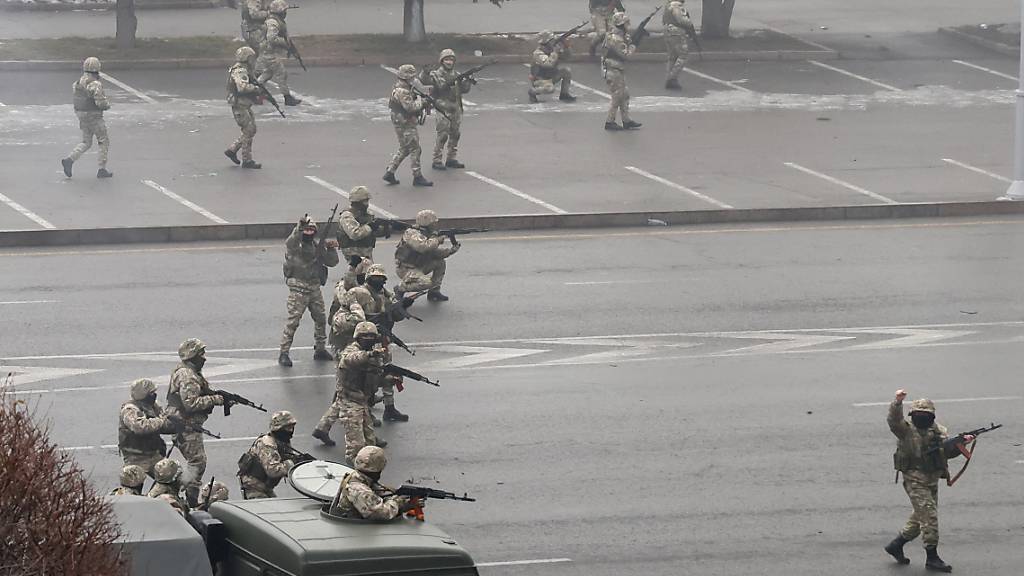 Das Bild der russischen Staatsagentur Tass zeigt Sicherheitskräfte die bei einer sogenannten Antiterroroperation eingesetzt sind, um Massenunruhen zu beenden. 