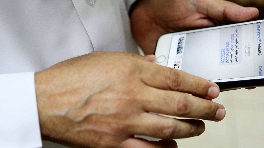 Ahmed Mansur, Menschenrechtler aus den Vereinigten Arabischen Emiraten, schöpfte Verdacht, als er auf seinem iPhone eine Nachricht mit einem Link zu angeblichen Informationen über Folter von Häftlingen in dem Land bekam. Dank ihm flog das Schadprogramm Pegasus auf.