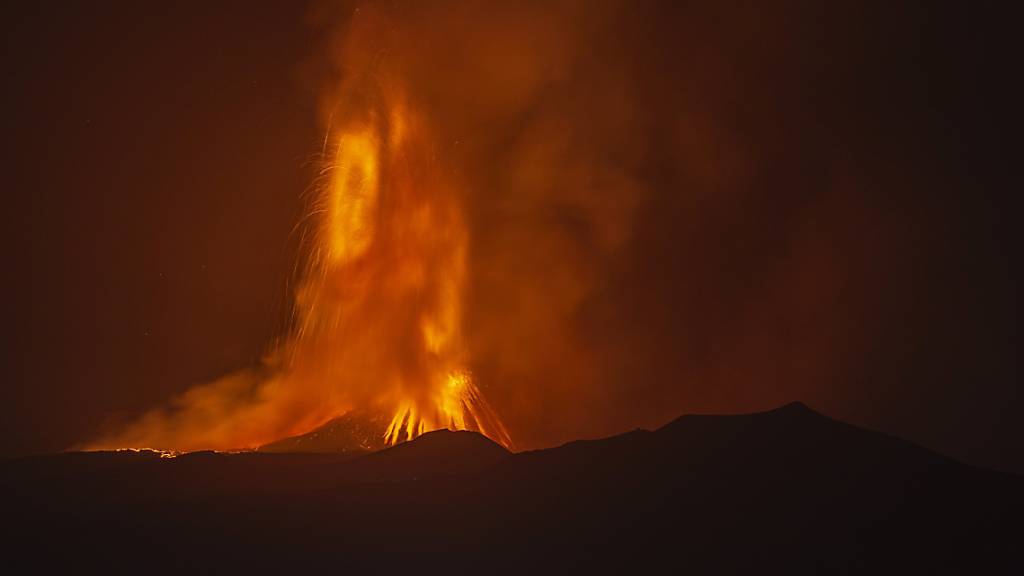Vulkan Ätna während Waldbränden ausgebrochen