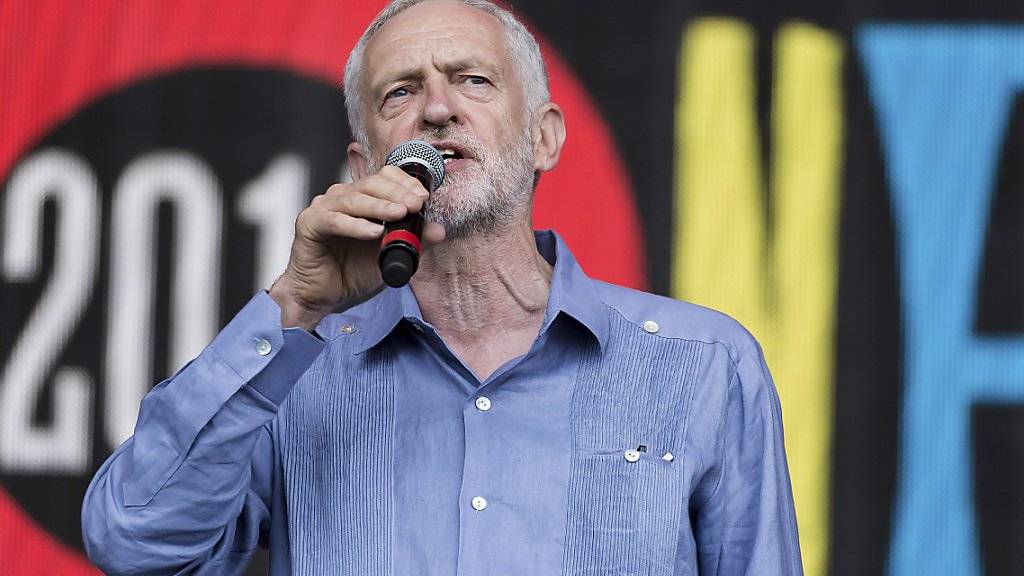 Viele politische Botschaften: Der Chef der Labour-Partei Jeremy Corbyn trat am diesjährigen Glastonbury-Musikfestival auf und wurde von der Menge wie ein Rockstar begrüsst.