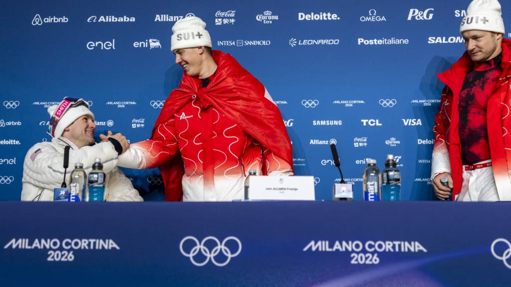 Der dreifache Olympiasieger Franjo von Allmen an der Pressekonferenz mit Ryan Cochran-Siegle (links) und Marco Odermatt (rechts)
