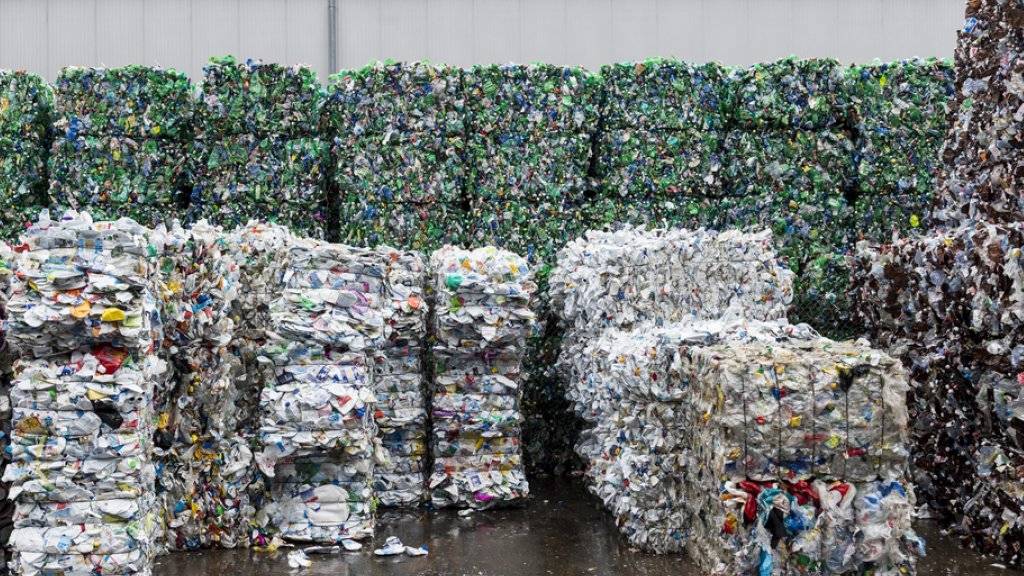 Die PET-Flaschen, die bei den grossen Schweizer Recyclinganlagen angeliefert werden, sind häufig mit Fremdstoffen verschmutzt. (Archivbild)