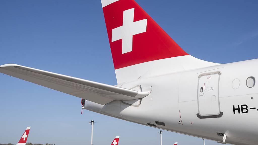 Die Swiss hat zwar unter dem Strich noch immer tiefrote Zahlen zu vermelden, aber immerhin gab es einen Lichtblick: Im dritten Quartal schrieb die Fluggesellschaft erstmals seit Beginn der Coronakrise wieder einen kleinen Betriebsgewinn. (Archivbild)