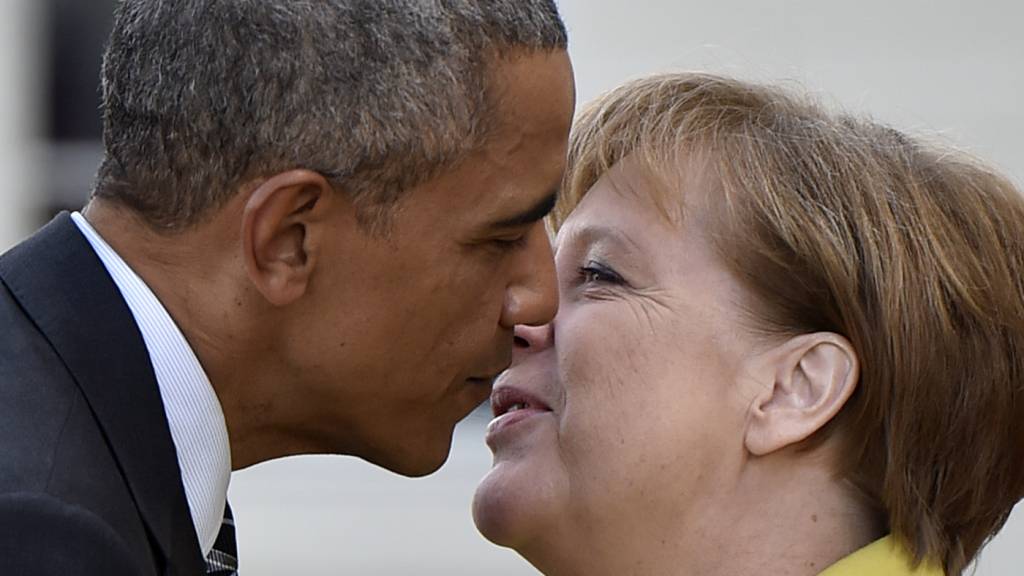 ARCHIV - Bundeskanzlerin Angela Merkel (CDU,r) begrüßt den damaligen US-Präsidenten Barack Obama am 24.04.2016 am Schloss Herrenhausen. Foto: Martin Meissner/AP/dpa