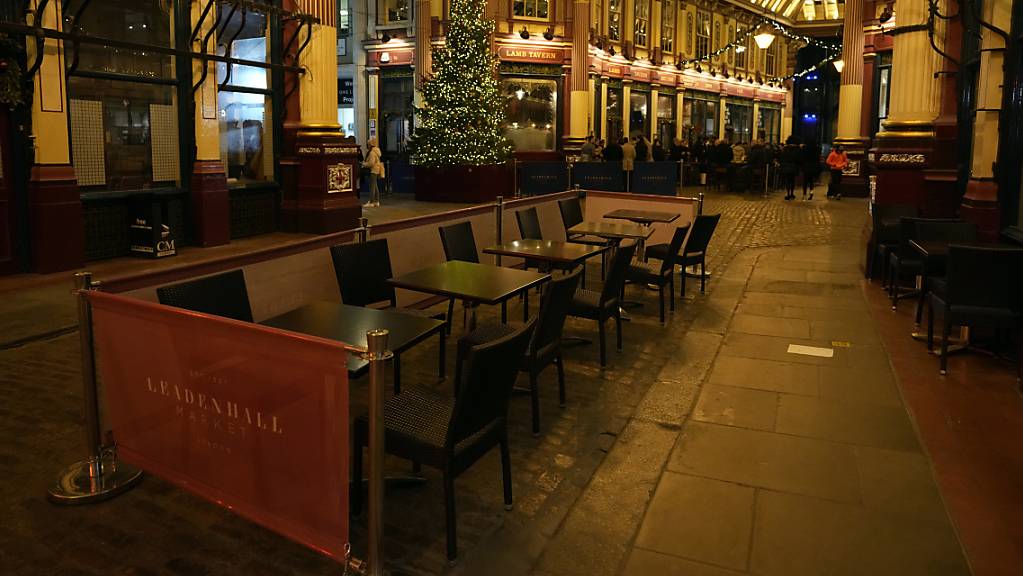 Leere Plätze vor einem Restaurant in London. Foto: Alastair Grant/AP/dpa