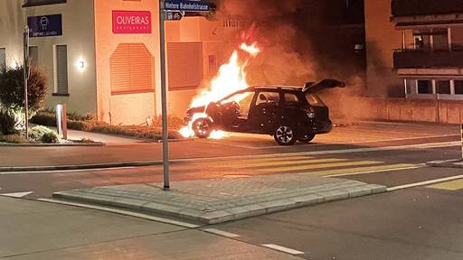 Auto brennt nach Selbstunfall komplett aus