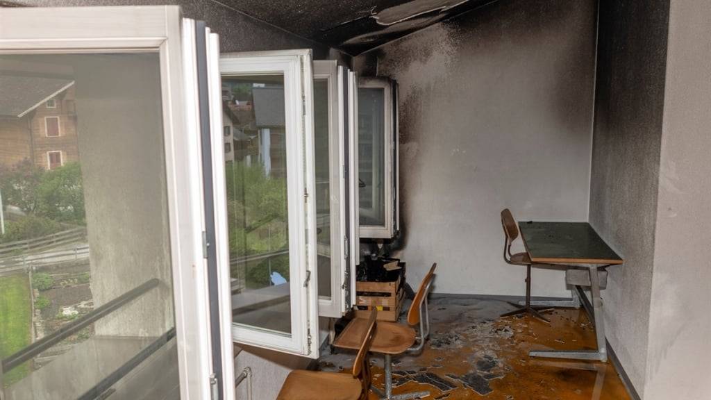 Wegen eines Brands in einem Schulhaus in Schiers GR musste eine Lehrperson ins Spital gebracht werden.