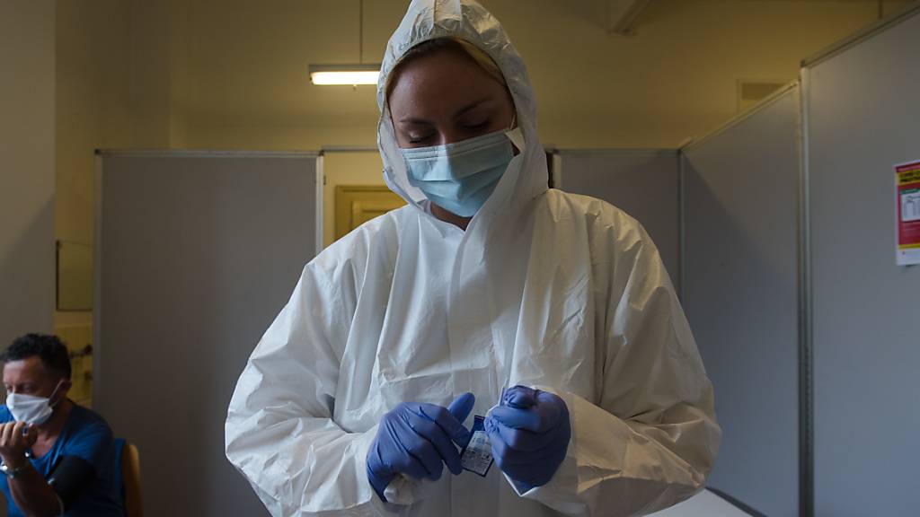 Medizinisches Personal mit dem Abstrichstäbchen eines Coronavirus-Tests in einem Tessiner Testzentrum. (Archivbild)