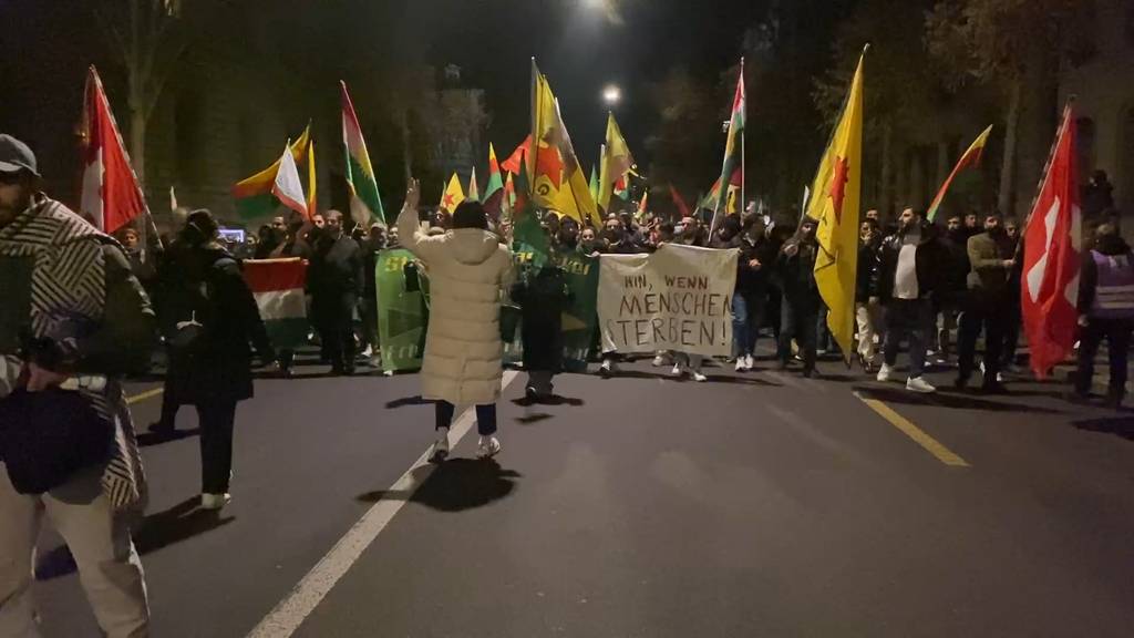 Hunderte Personen nehmen an erneuter prokurdischer Kundgebung in Bern teil