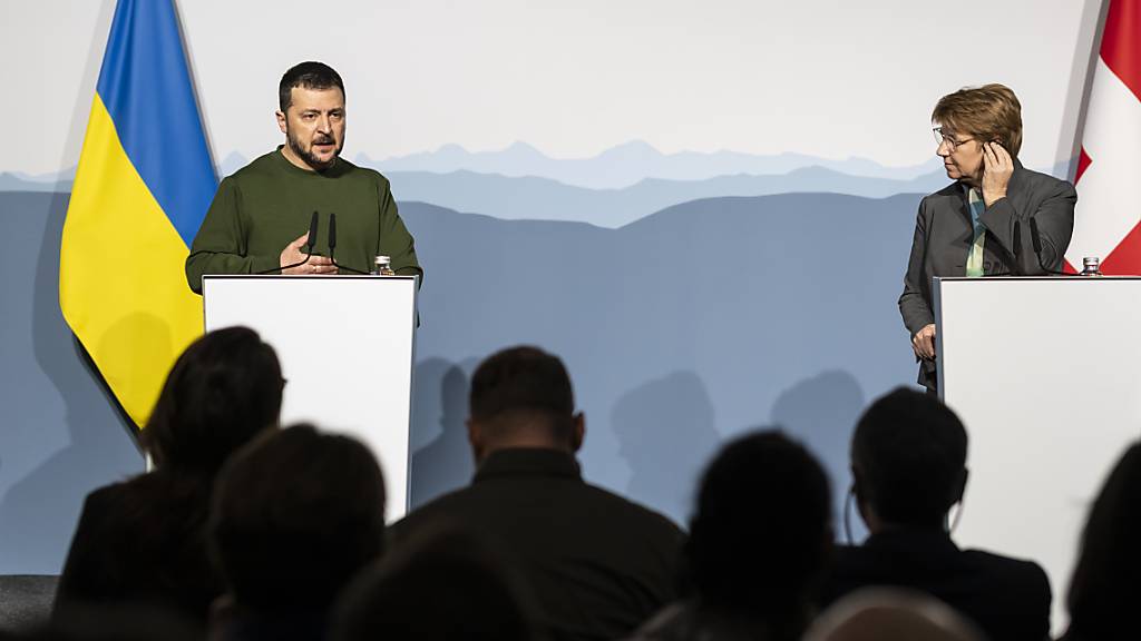 Der prominenteste Gast des diesjährigen WEF ist Ukraines Präsident Wolodymyr Selenskyj. Seine Rede wird am Dienstag in Davos erwartet. Bereits am Montag sprach er zusammen mit Bundespräsidentin Viola Amherd in Bern.