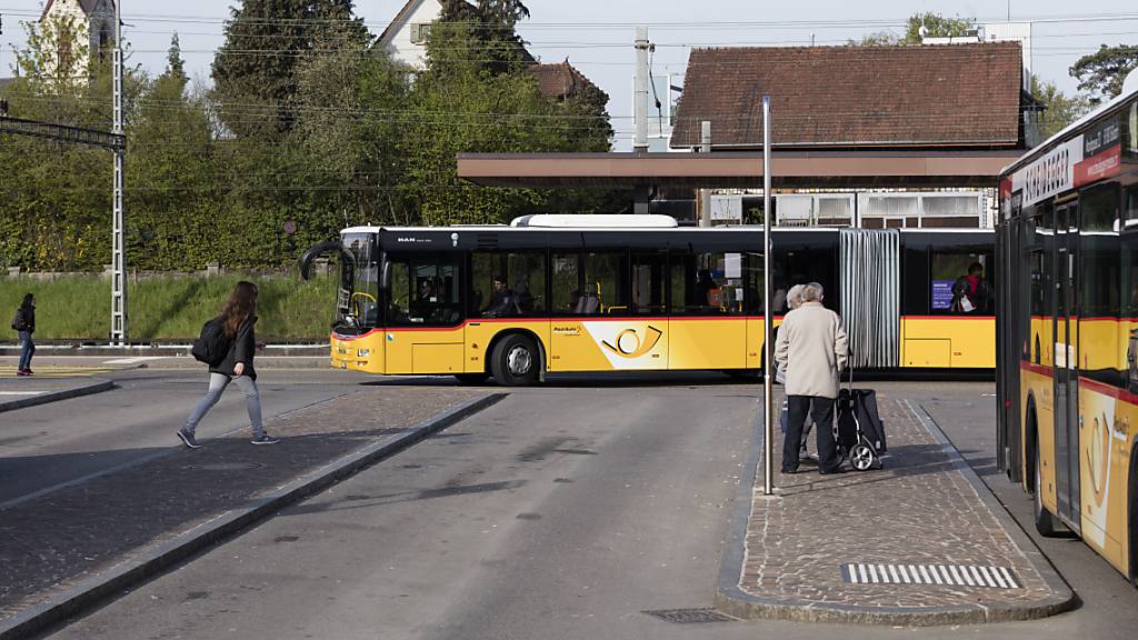 In Regionalbussen im Kanton Zürich sollen künftig keine Billette mehr verkauft werden. Dies hat der Kantonsrat am Montag im Rahmen der Debatte zur ZVV-Strategie entschieden. (Symbolbild)