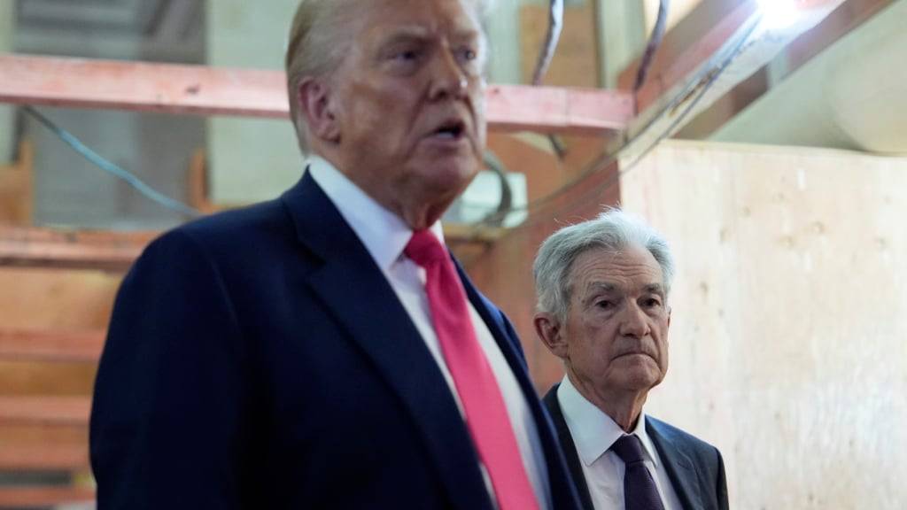 ARCHIV - Der US-Notenbank-Chef Jerome Powell hört zu, während US-Präsident Donald Trump während eines Besuchs bei der Federal Reserve spricht. Foto: Julia Demaree Nikhinson/AP/dpa/Archivbild