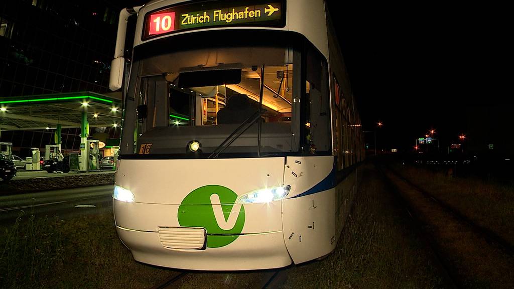 30-Jähriger wird in Kloten von Tram erfasst und schwer am Arm verletzt