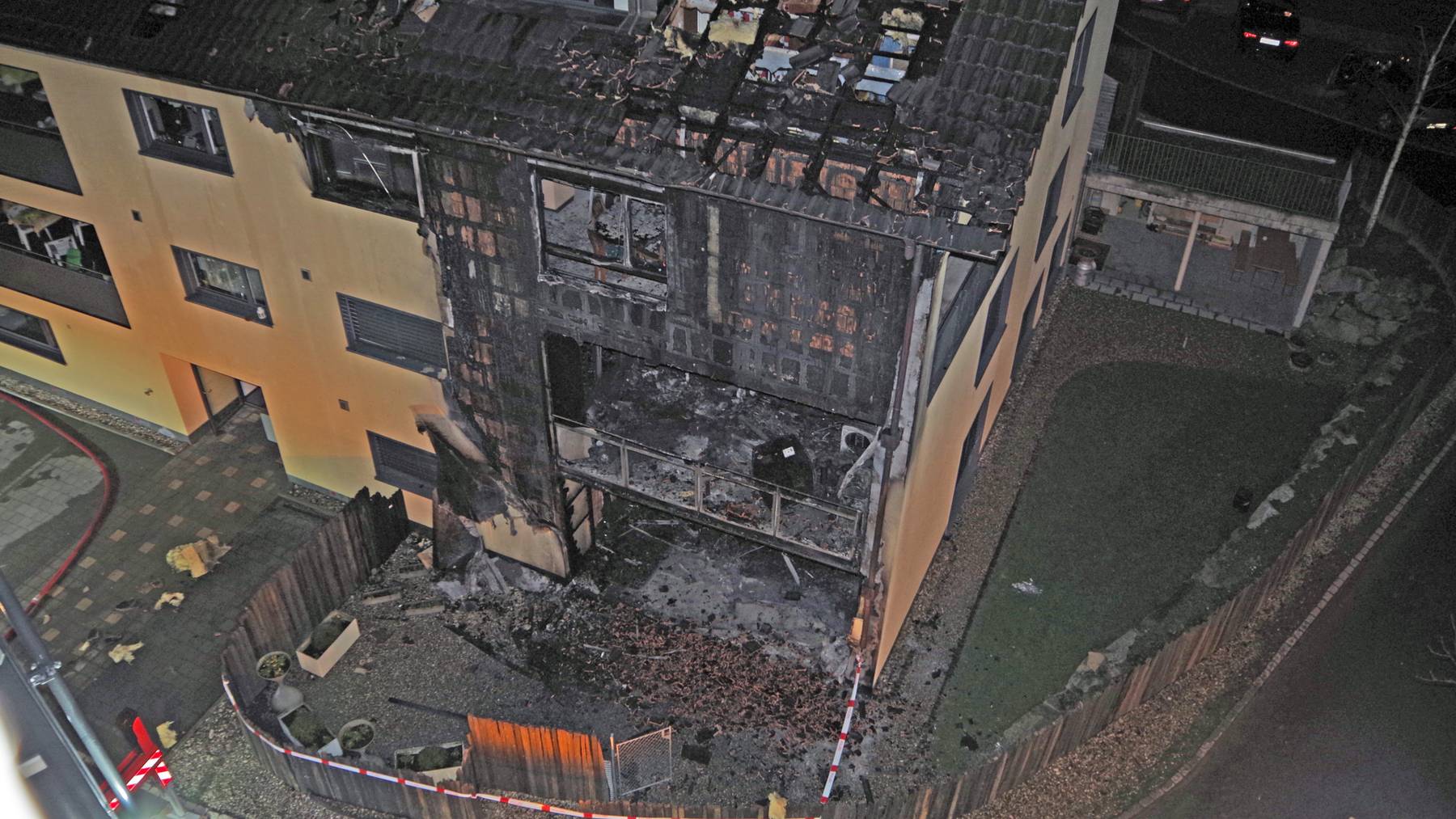 Brand zerstört Mehrfamilienhaus in Geiss (LU)