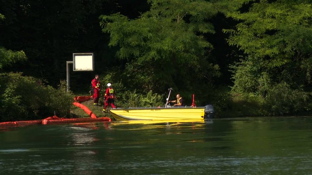 Löschwasser verschmutzt Aare: Feuerwehr errichtet Ölsperre