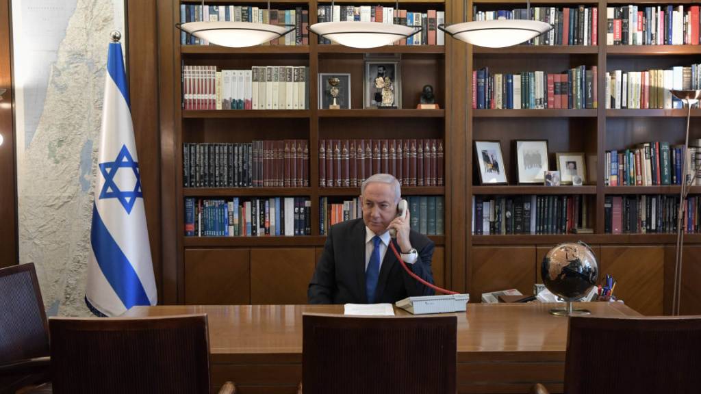 Der israelische Ministerpräsident Benjamin Netanjahu während einer Telefonkonferenz mit dem US-Präsidenten, dem Kronprinzen des Emirats Abu Dhabi und dem stellvertretenden Oberbefehlshaber der Streitkräfte der Vereinigten Arabischen Emirate.