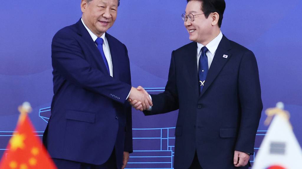 Der chinesische Präsident Xi Jinping (l) schüttelt dem südkoreanischen Präsidenten Lee Jae Myung vor ihrem Gipfeltreffen im Gyeongju National Museum die Hand. Foto: Kim Do-hun/YONHAP/AP/dpa