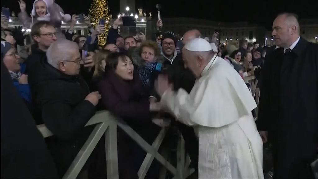Frau bekommt vom Papst auf die Finger
