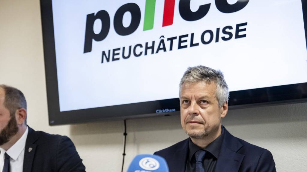 Simon Baechler (l.) von der Kantonspolizei und und Staatsanwalt Jean-Paul Ros an der Medienkonferenz.