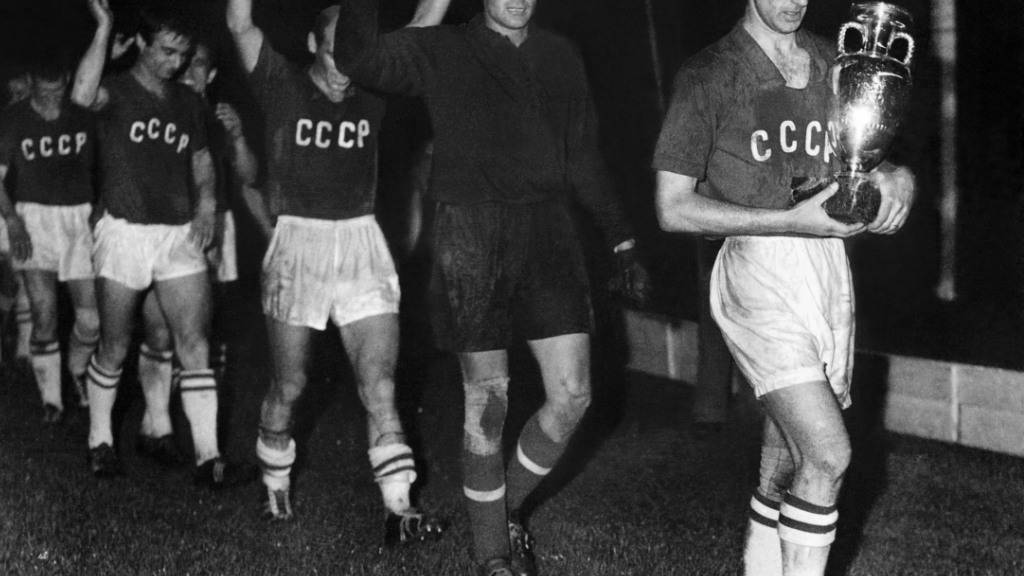 Die Mannschaft der Sowjetunion nach ihrem Sieg am 10. Juli 1960 im Final in Paris gegen Jugoslawien