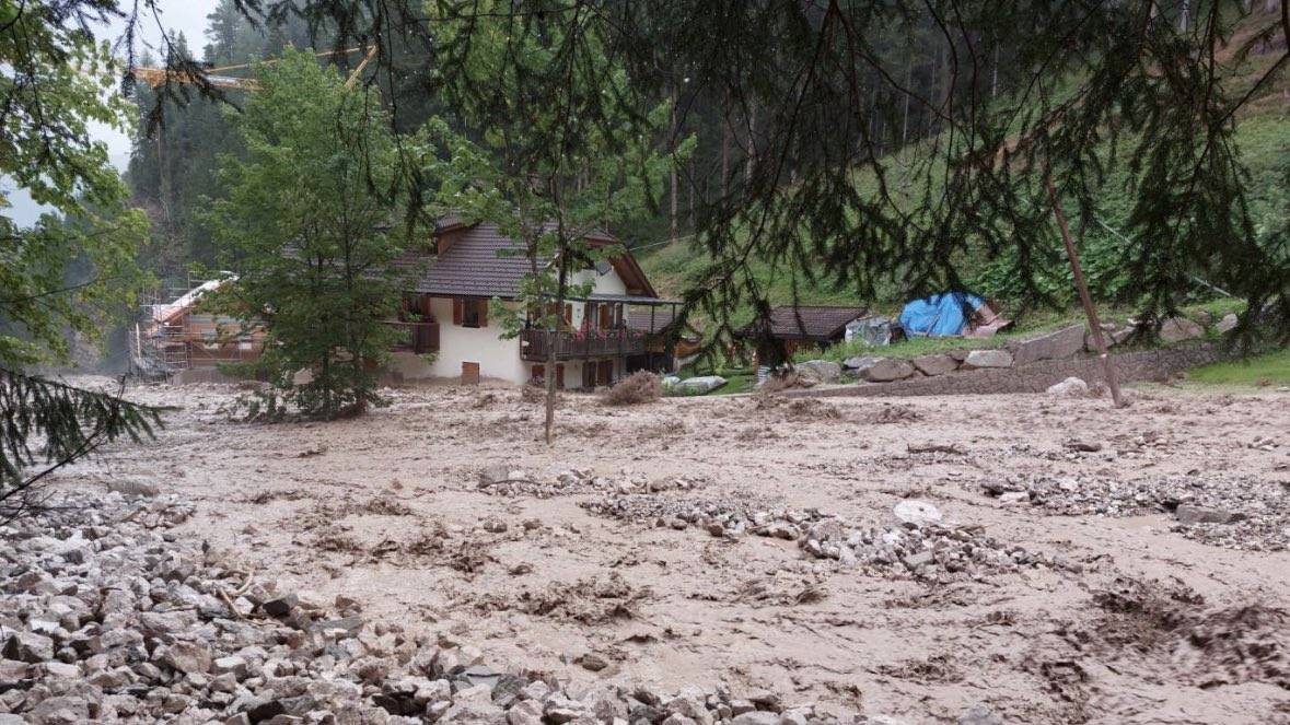 Ein Murgang im Südtirol beschädigt Häuser.