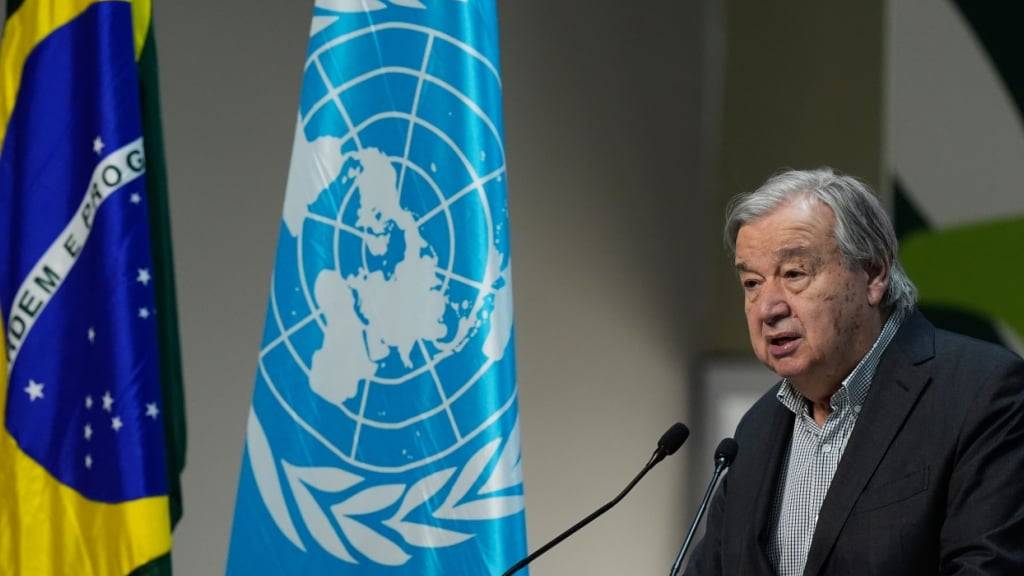 U.N.-Generalsekretär Antonio Guterres spricht während einer Pressekonferenz auf der Weltklimakonferenz COP30. Foto: Fernando Llano/AP/dpa