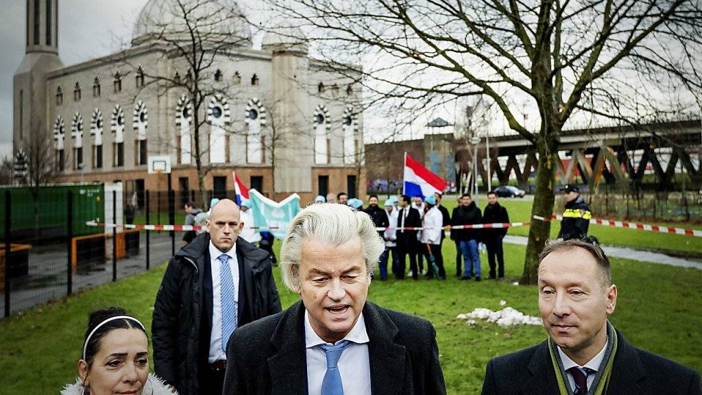 Seine «Partei für Freiheit» zieht in den Niederlanden in mehrere kommunale Parlamente ein: Rechtspopulist Geert Wilders (Mitte). (Archivbild)
