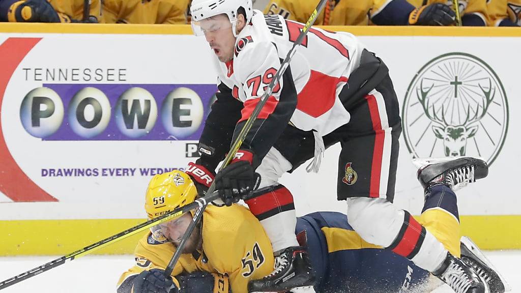 Klotens neuer Kanadier Jayce Hawryluk im Februar 2020 im Zweikampf mit Nashvilles Captain Roman Josi