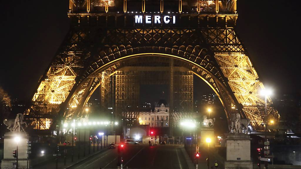 Der Eiffelturm in Paris bedankt sich mit «Merci» bei allen Helfern in der Coronavirus-Krise.