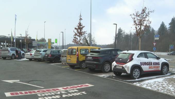 Zu wenig Parkplätze: Verkehrschaos bei KFC und Burger King in Langenthal