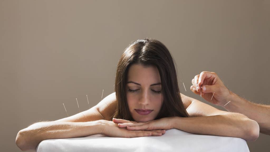 Behandlungen wie Akupunktur sind in der Grundversicherung nicht enthalten.