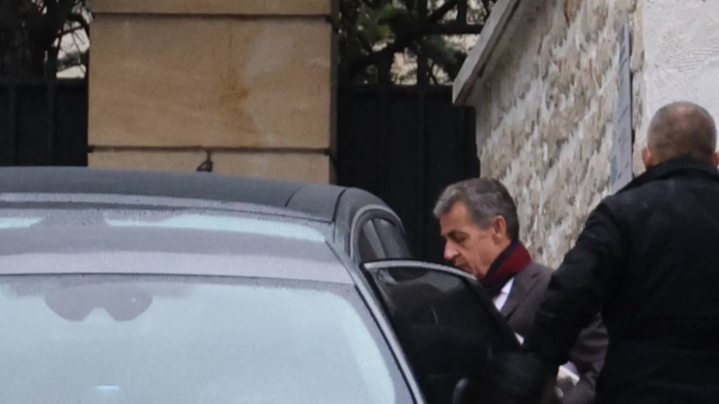 Nicolas Sarkozy, der ehemalige französische Präsident, steigt am Tag des Prozessbeginns gegen ihn in ein Fahrzeug.e Foto: Thomas Coex/AFP/dpa