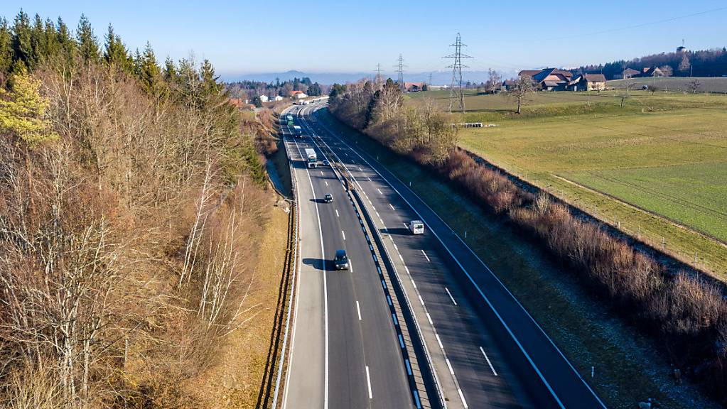 Die Autobahn A1 zwischen Kerzers und Mühleberg ist am Samstagnachmittag gesperrt. (Symbolbild)