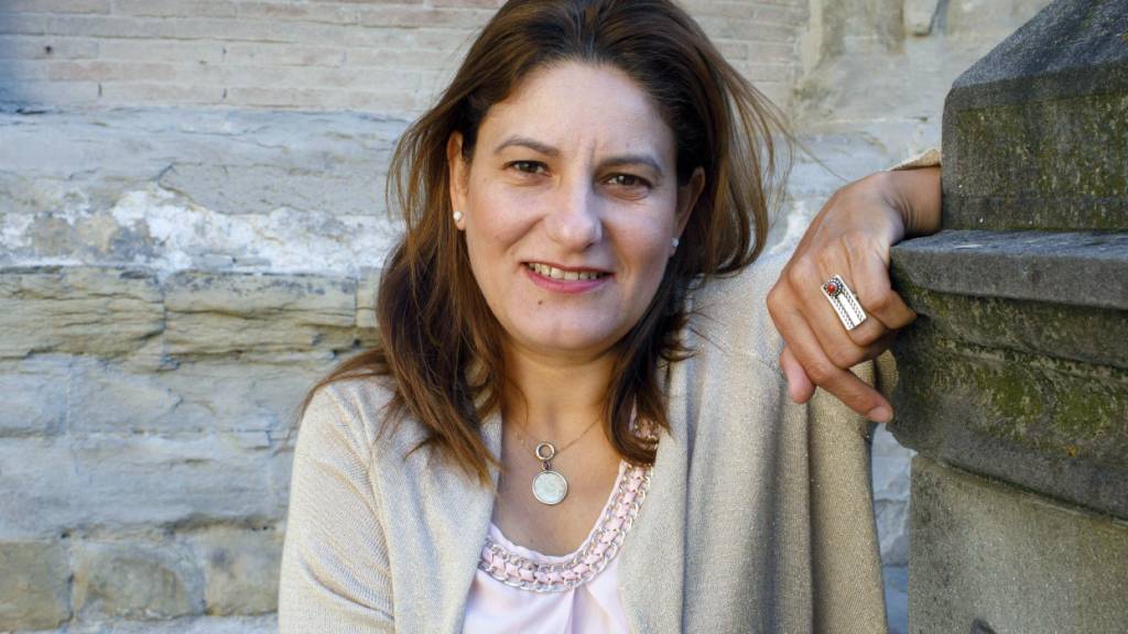 Amira Ghenim aus Tunesien ist auf Lesetour in der Schweiz - mit einem Roman, der die Widersprüche der tunesischen Gesellschaft zwischen dem Westen und den eigenen Traditionen behandelt. Im arabischen Sprachraum hat sie sich längst einen Namen gemacht. In der Schweiz ist sie noch zu entdecken.