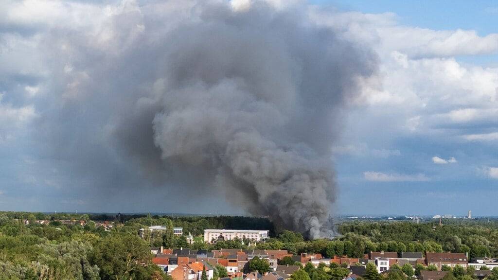 Rauch, verursacht durch ein Feuer auf dem Festivalgelände des Tomorrowland-Festivals für elektronische Musik in Boom. Foto: Tom Goyvaerts/Belga/dpa
