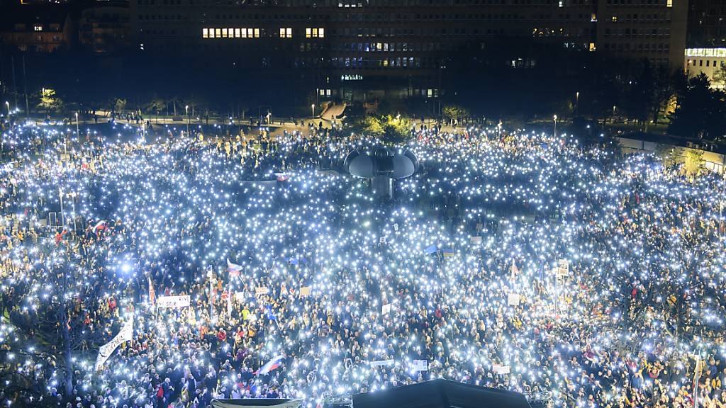 dpatopbilder - Menschen nehmen an einer Anti-Regierungs-Demonstration auf dem Freiheitsplatz teil. Foto: Jaroslav Novak/TASR Slovakia/AP/dpa