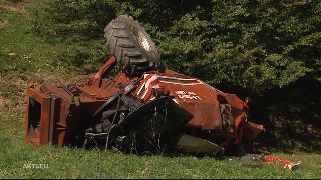 Fahrer schwer verletzt: Mähdrescher kracht Hang hinunter